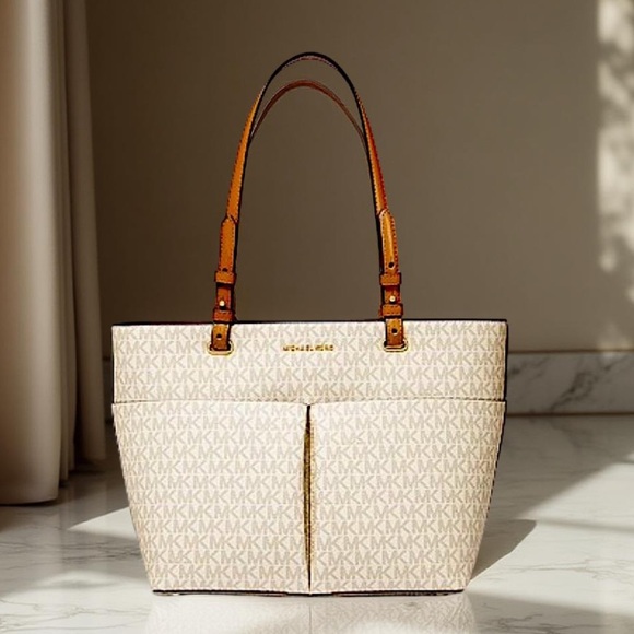 Micheal Kors  Bedford Logo Tote Purse feet at the bottom NWT - Picture 1 of 15